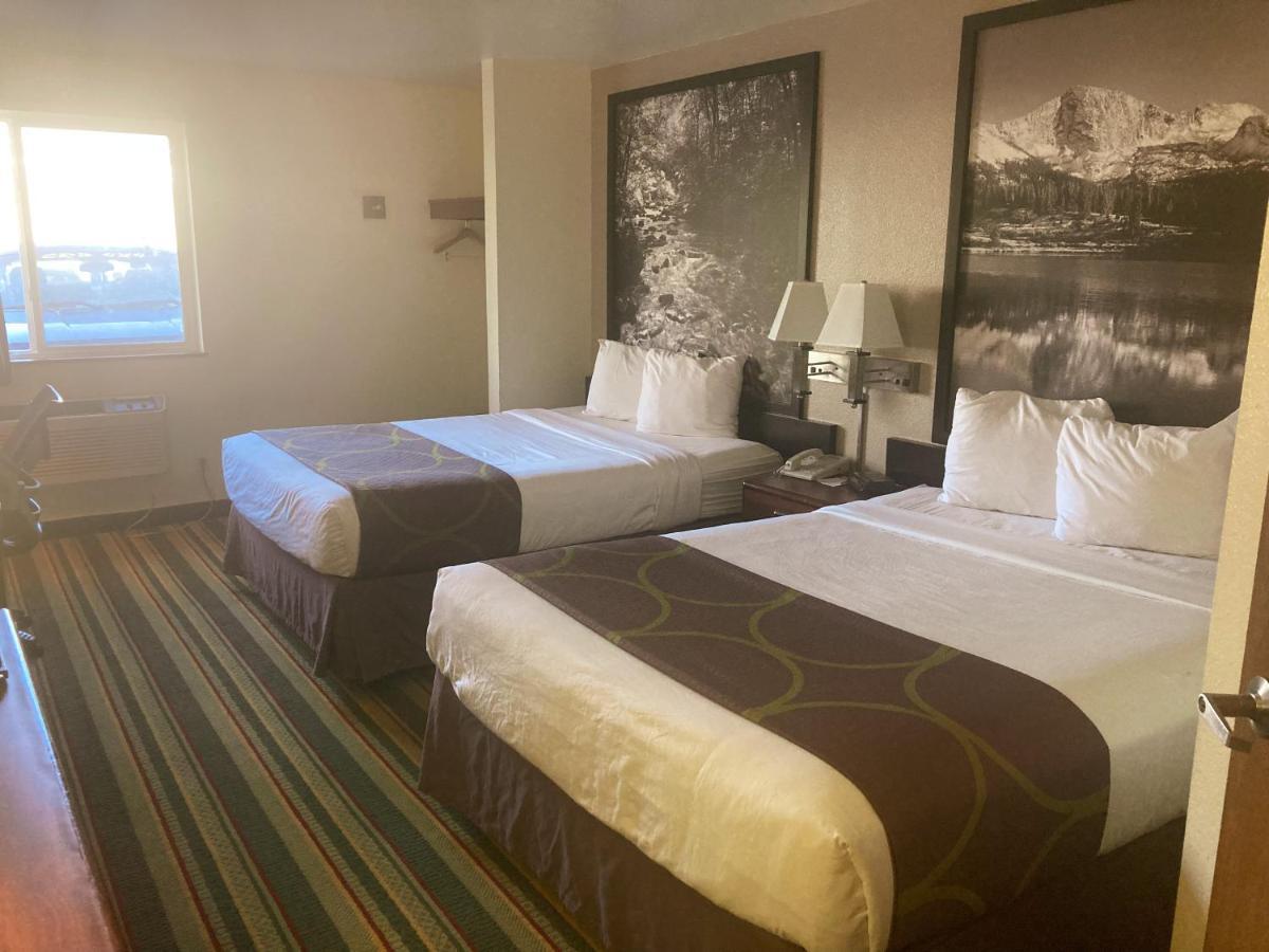 Super 8 By Wyndham Windsor Hotel Exterior foto