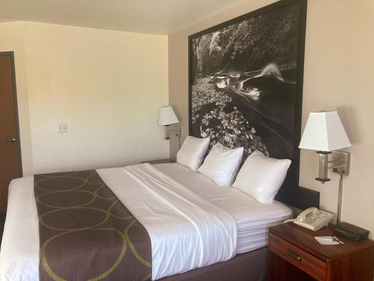 Super 8 By Wyndham Windsor Hotel Exterior foto