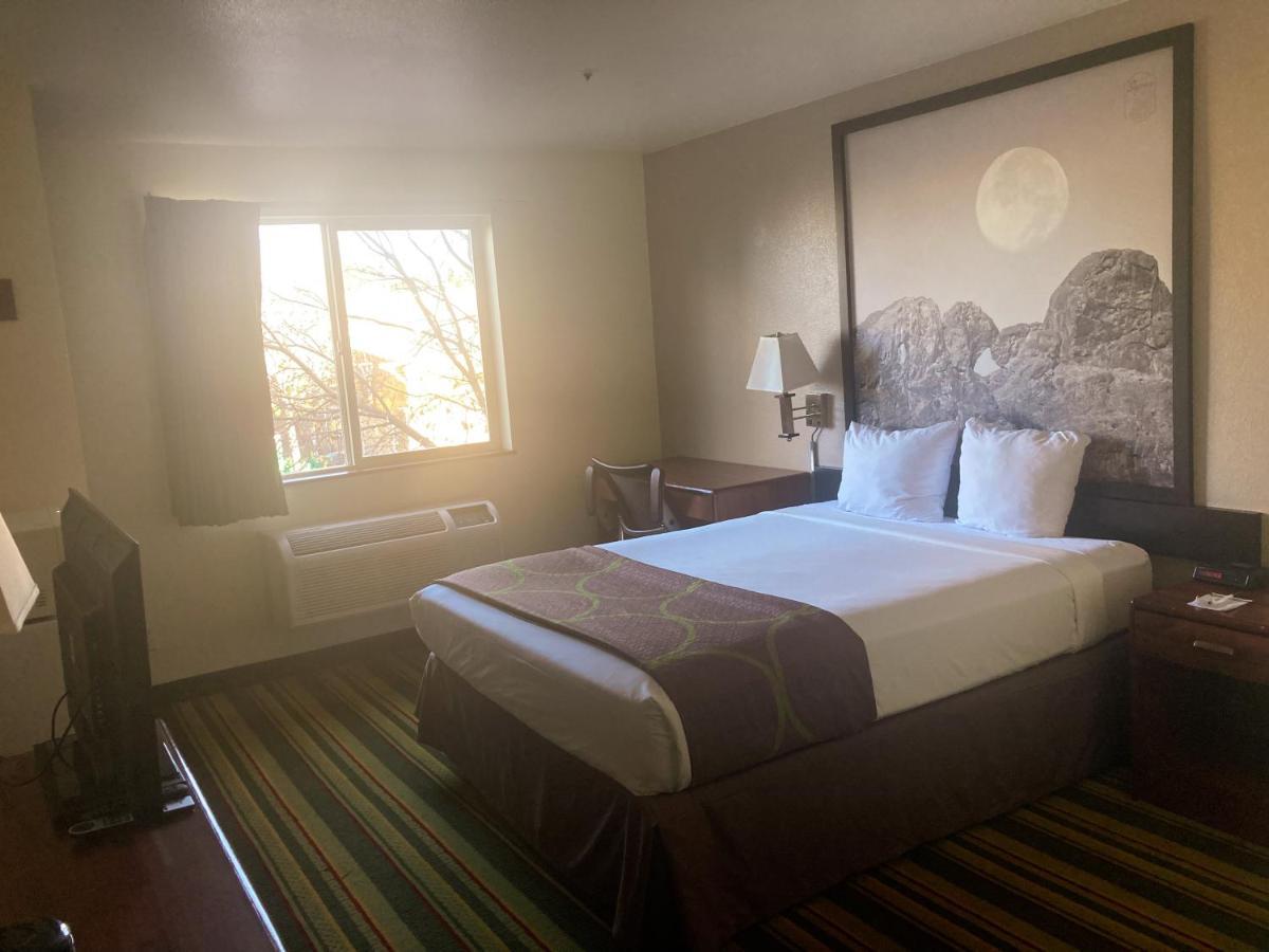 Super 8 By Wyndham Windsor Hotel Exterior foto