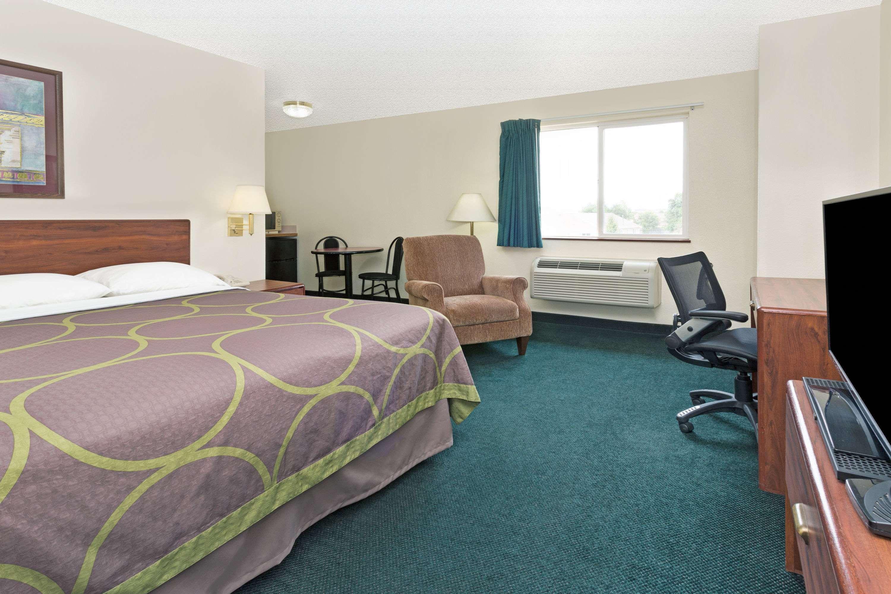 Super 8 By Wyndham Windsor Hotel Exterior foto